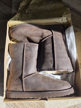 UGG Classic Short Leather